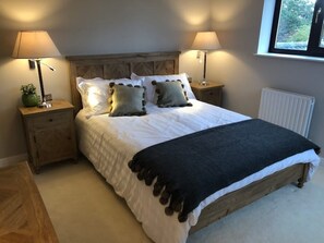7 bedrooms, WiFi - Woodland Lodge luxury rural retreat, sleeps 10-14
 (Eastrington)