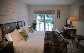 7 bedrooms, WiFi - Woodland Lodge luxury rural retreat, sleeps 10-14
 (Eastrington)