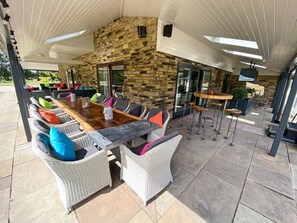 Outdoor dining - Woodland Lodge luxury rural retreat, sleeps 10-14
 (Eastrington)