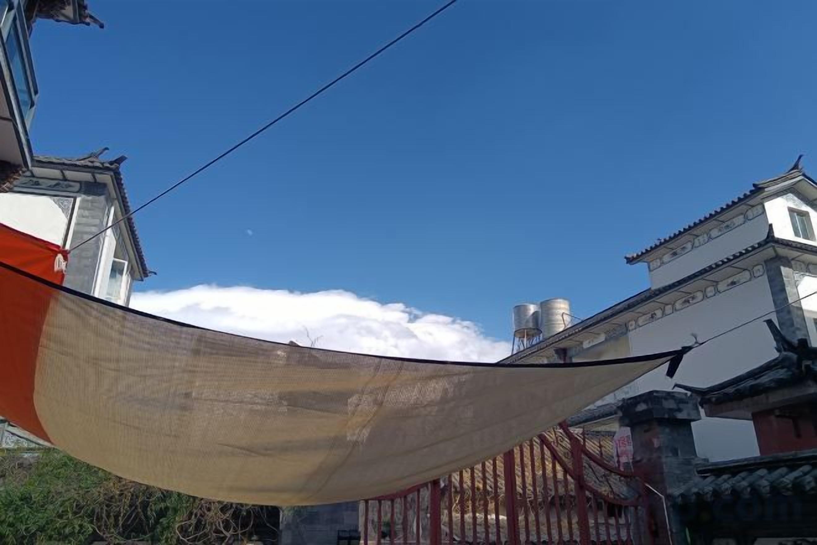 Edifici tradicional amb un teulat corbat i un cel blau clar.