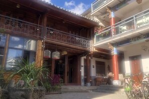 Unclassified image, 2 of 122, button - 52 Inn (Dali City)
