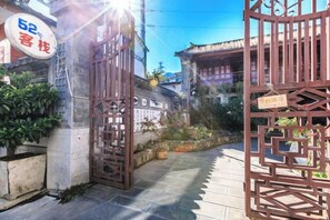 Unclassified image, 4 of 122, button - 52 Inn (Dali City)
