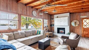 TV connectée, cheminée, table de tennis de table