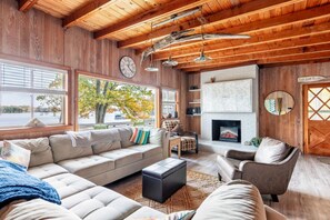 Smart TV, chimenea, mesa de ping pong