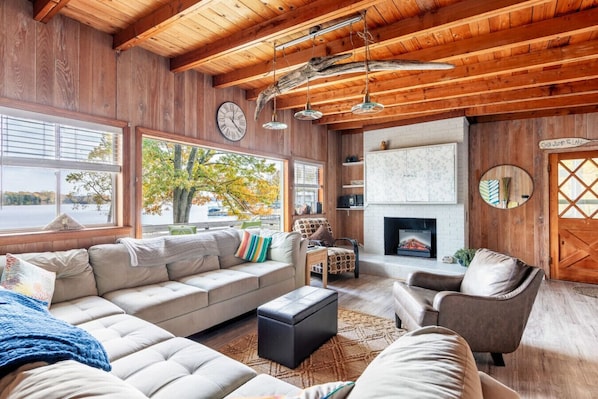 Smart TV, fireplace, table tennis