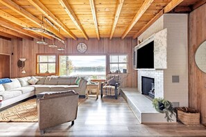 Smart TV, fireplace, table tennis