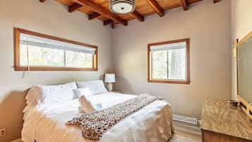 4 bedrooms, iron/ironing board, travel crib, WiFi (free)