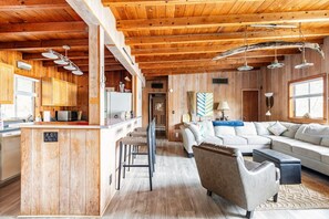 Smart TV, chimenea, mesa de ping pong