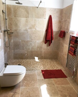 Haartrockner, Handtücher, Seife, Toilettenpapier