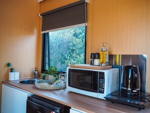 Refrigerador, microondas, parrilla de estufa y cafetera y tetera 
