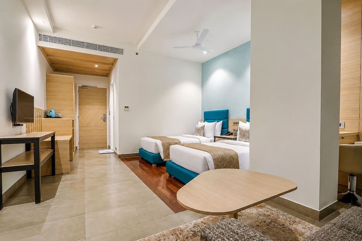 Habitación estándar con 2 camas individuales, varias camas | Ropa de cama de alta calidad, minibar, escritorio
