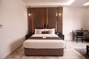 Estudio Club | Ropa de cama de alta calidad, minibar, muebles diferentes y escritorio 