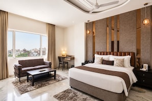 ห้องคลับ | เครื่องนอนระดับพรีเมียม, มินิบาร์, ตกแต่งพิเศษโดยเฉพาะ, โต๊ะทำงาน
