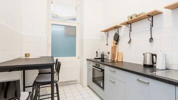 Fridge, oven, stovetop, dishwasher