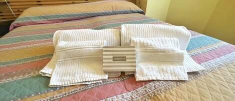 1 bedroom, bed sheets