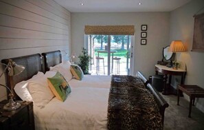 6 bedrooms, WiFi - Woodland Lodge luxury rural retreat, sleeps 12
 (Eastrington)