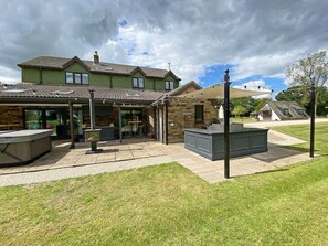 Terrace/patio - Woodland Lodge luxury rural retreat, sleeps 12
 (Eastrington)