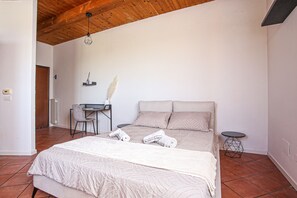 1 chambre, fer et planche à repasser, draps fournis