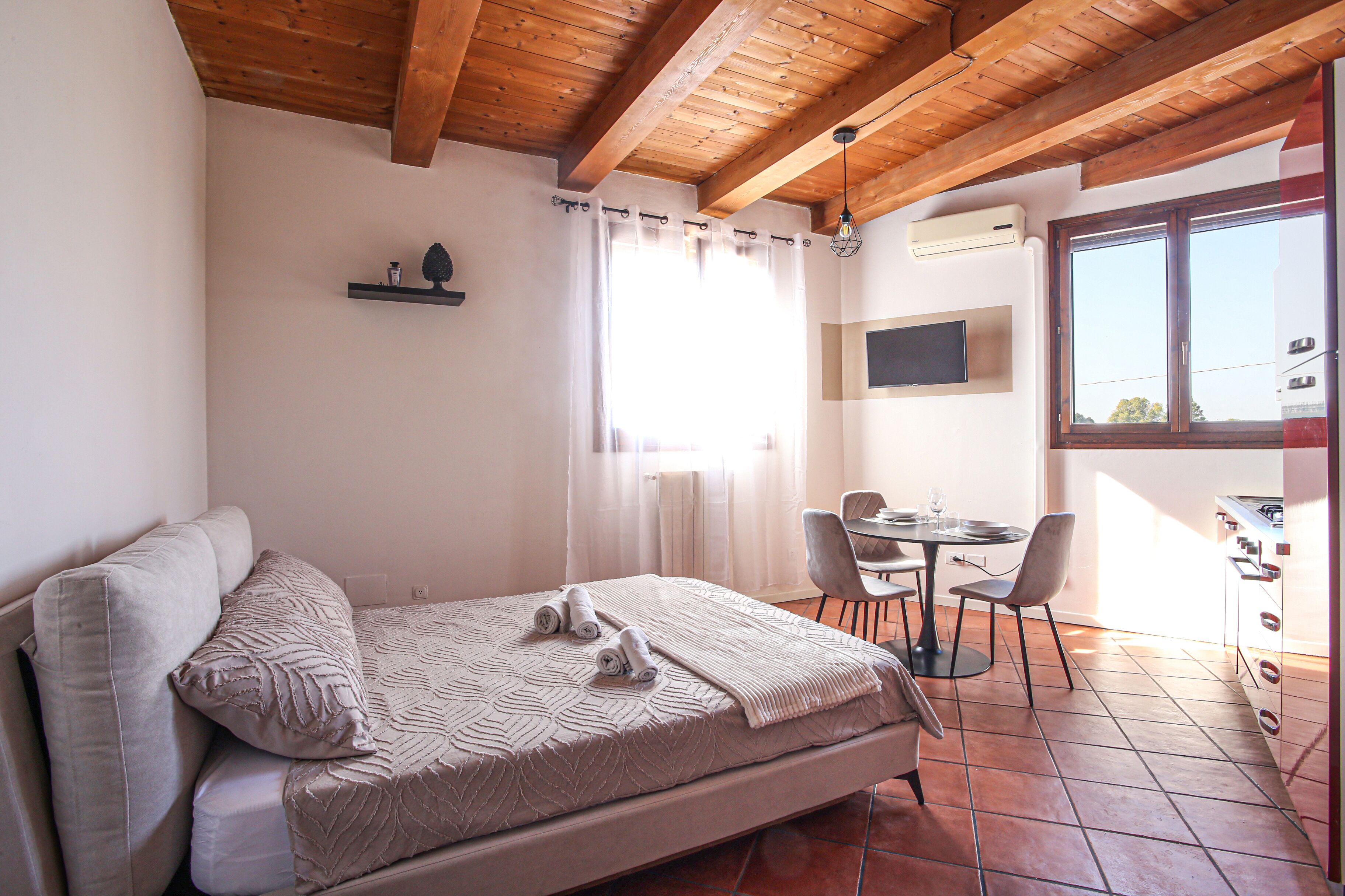 1 habitación, tabla de planchar con plancha y ropa de cama 