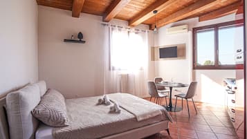 1 slaapkamer, een strijkplank/strijkijzer, beddengoed