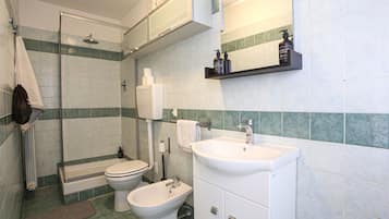 Haartrockner, Handtücher, Seife, Toilettenpapier