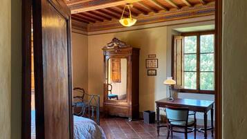 7 camere, una scrivania, ferro/asse da stiro, culla da viaggio