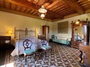 7 bedrooms, desk, iron/ironing board, travel cot