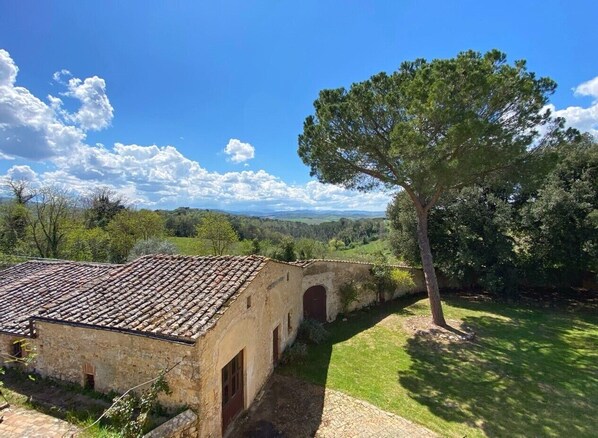 Exterior - Idyllic Countryside Retreat with Rustic Elegance (monteriggioni)