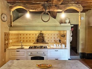 Fridge, microwave, oven, stovetop - Idyllic Countryside Retreat with Rustic Elegance (monteriggioni)