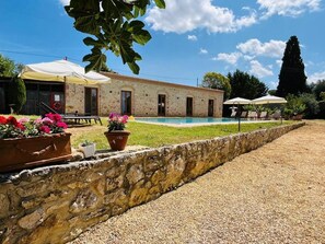 Outdoor pool - Idyllic Countryside Retreat with Rustic Elegance (monteriggioni)
