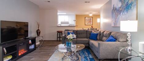 Smart TV, chimenea, libros