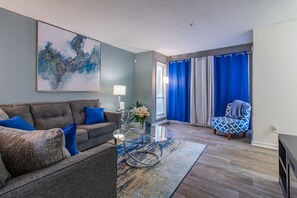 スマートテレビ、暖炉、書庫