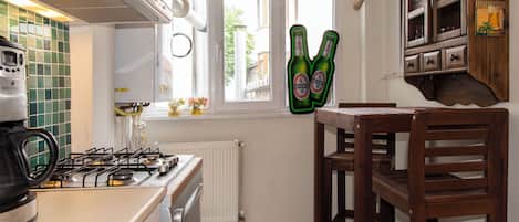 Réfrigérateur, micro-ondes, plaque de cuisson, lave-vaisselle