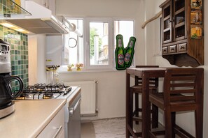 Kjøleskap, mikrobølgeovn, kokeplater og oppvaskmaskin