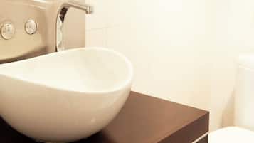 Douche, sĂšche-cheveux, serviettes fournies, savon