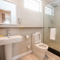 Ducha, artículos de tocador gratuitos, secador de pelo, toallas