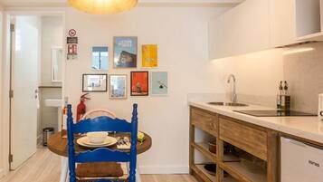 Studio | Coin séjour | TV connectée de 50 pouces avec chaßnes par cùble