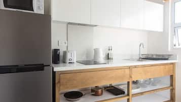 Mini réfrigérateur, micro-ondes, plaque de cuisson, machine à expresso