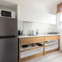 Frigobar, microondas, placa de cocina, cafetera expreso