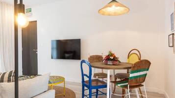 Studio | Wohnbereich | 50-Zoll-Smart-TV mit Kabelempfang