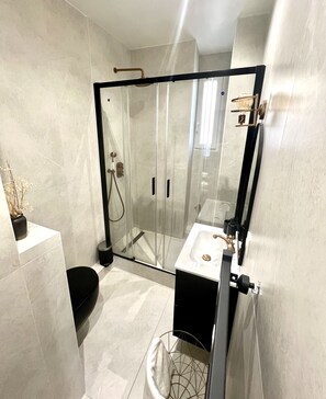 Dusche, Handtücher, Seife, Shampoo