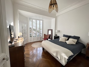 3 habitaciones, tabla de planchar con plancha y cuna de viaje 