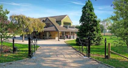 Woodland Lodge luxury rural retreat, sleeps 10