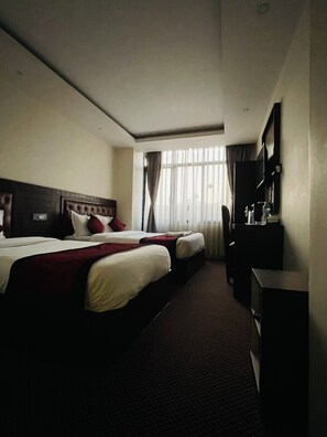Family Studio | Desk, laptop workspace, soundproofing, free WiFi - Hotel de Universal (Kathmandu)