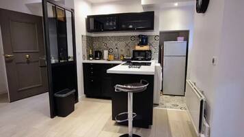 Refrigerador, microondas, horno, placa de cocina