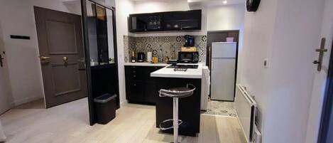 Réfrigérateur, micro-ondes, four, plaque de cuisson