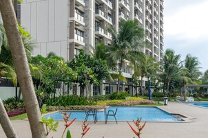 Una piscina al aire libre