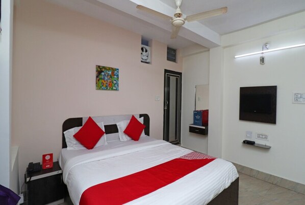 Soundproofing, free WiFi, bed sheets - Goroomgo Padoshi Puri (Puri)