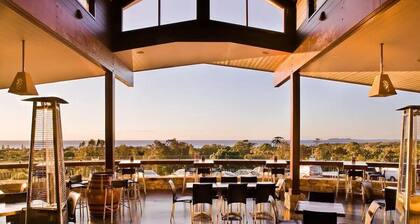 Ocean Views / Pool / Spacious Rooms/Ideal for Families or romantic setting for 2