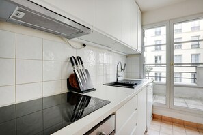 Kylskåp, mikrovågsugn, ugn och spishäll